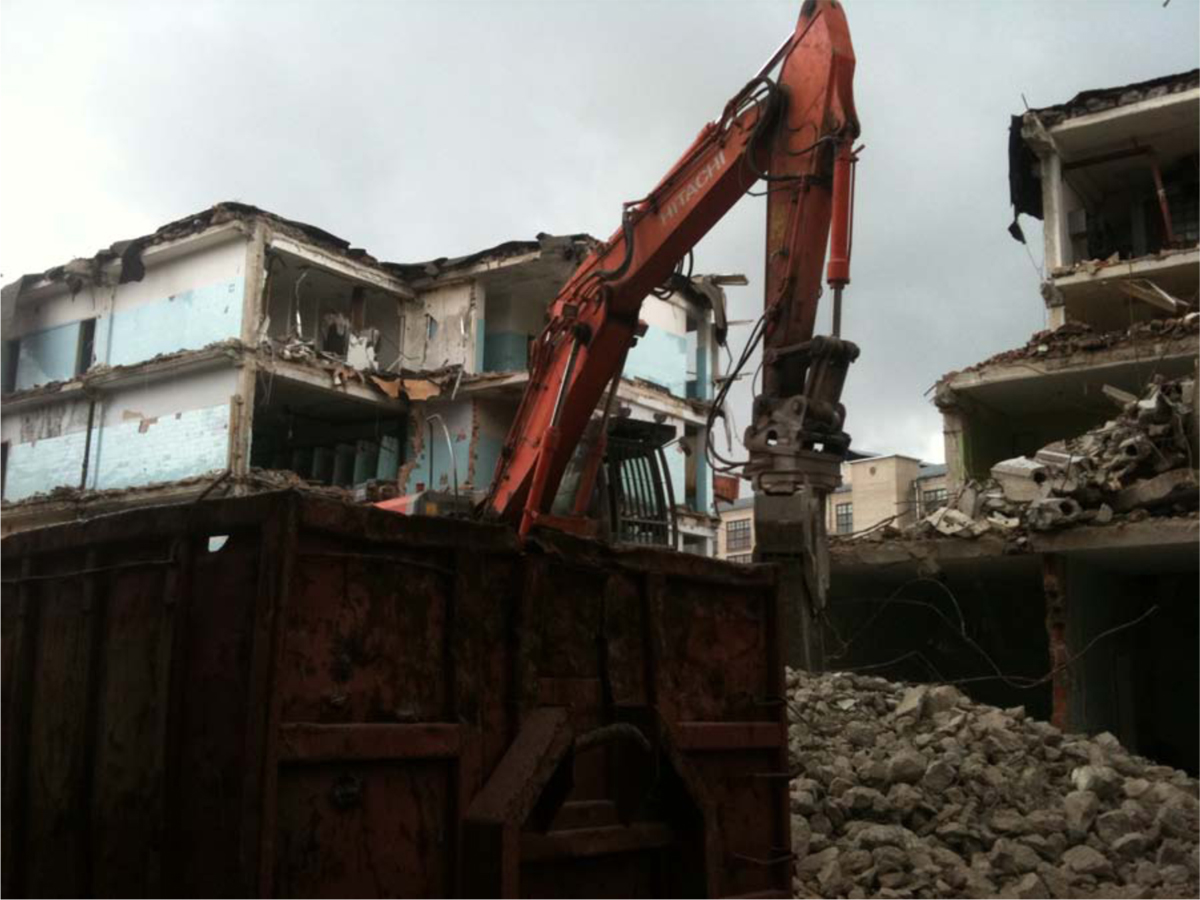 Démolition en cours des bâtiments non classés monuments historiques